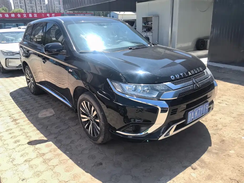 Outlander Facelift 2.0 L 2 WD Smooth Travel 5-seat