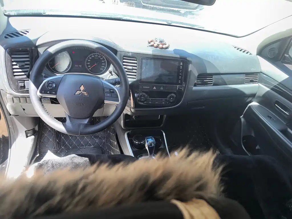 Outlander Facelift 2.0 L 2 WD Smooth Travel 5-seat