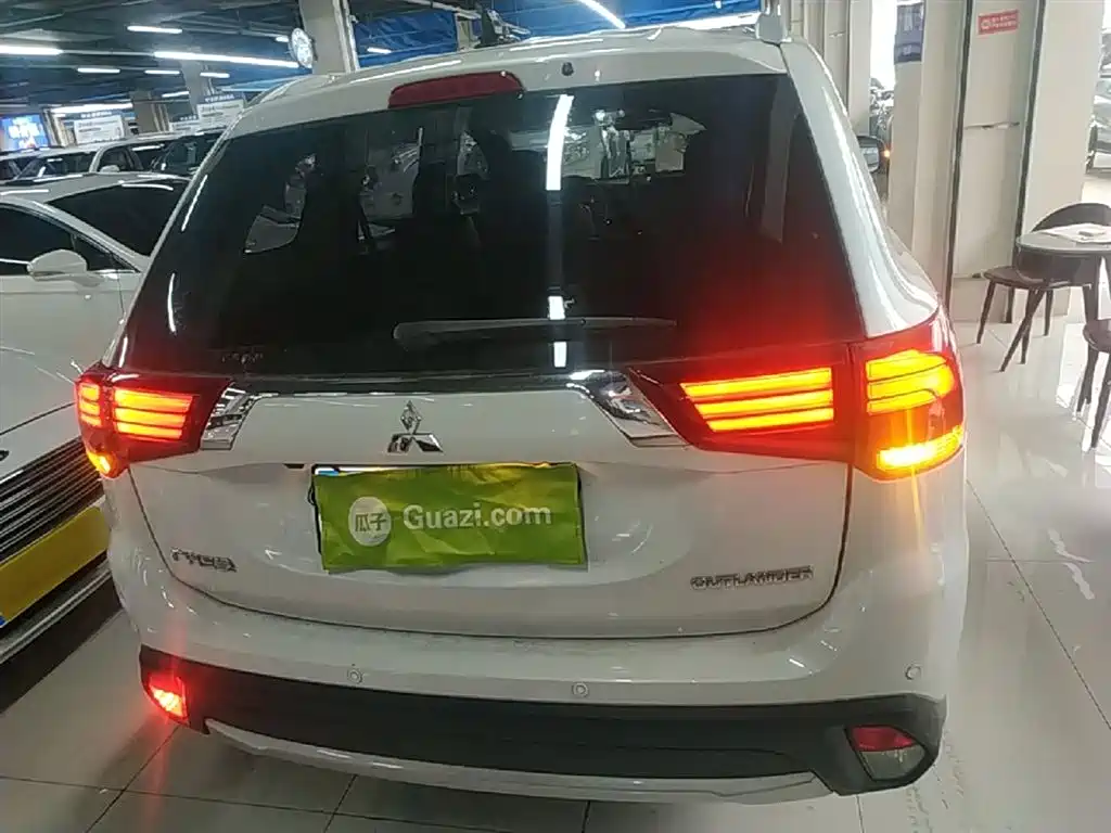 Outlander 2.0 L 2 WD Glory 5-seat