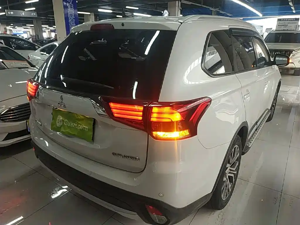Outlander 2.0 L 2 WD Glory 5-seat