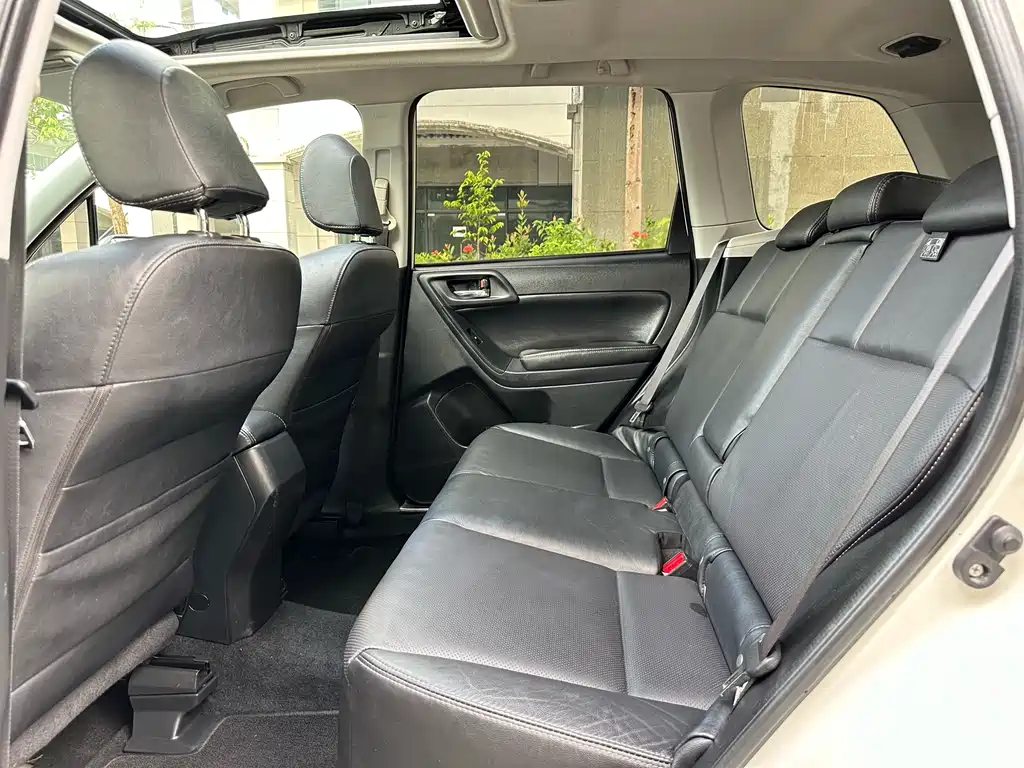 Forester 2.5 i Auto Distinguished