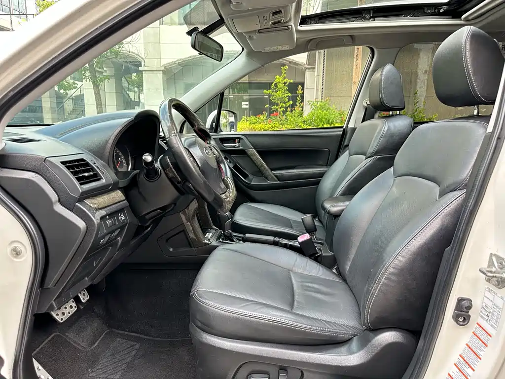 Forester 2.5 i Auto Distinguished