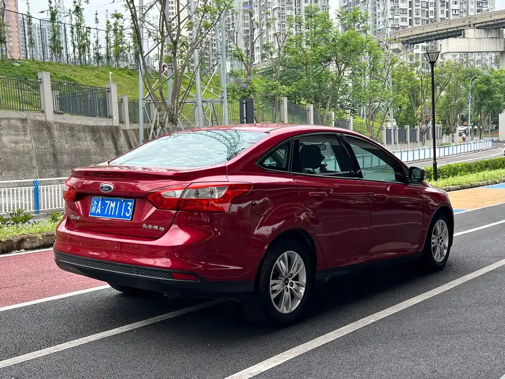 Focus Sedan 1.6 L Manual Comfort