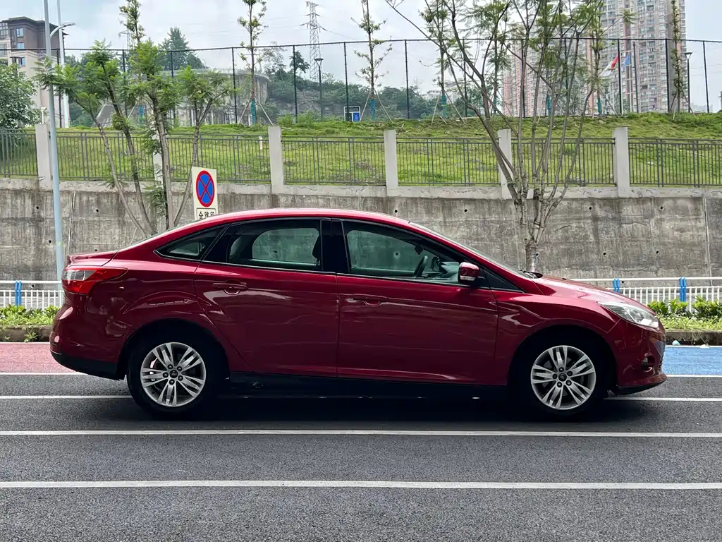 Focus Sedan 1.6 L Manual Comfort