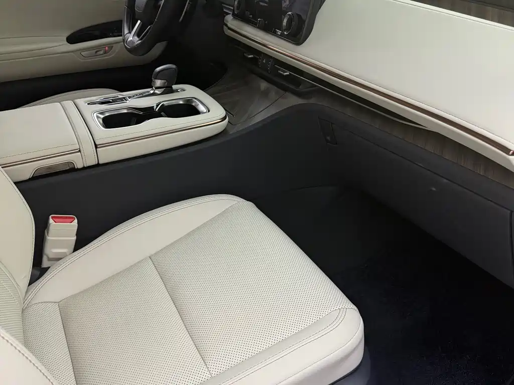 Lexus LM 500 h 6-seat Supreme