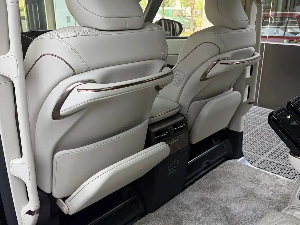 Lexus LM 500 h 6-seat Supreme