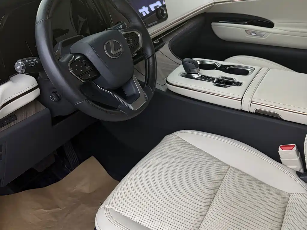 Lexus LM 500 h 6-seat Supreme