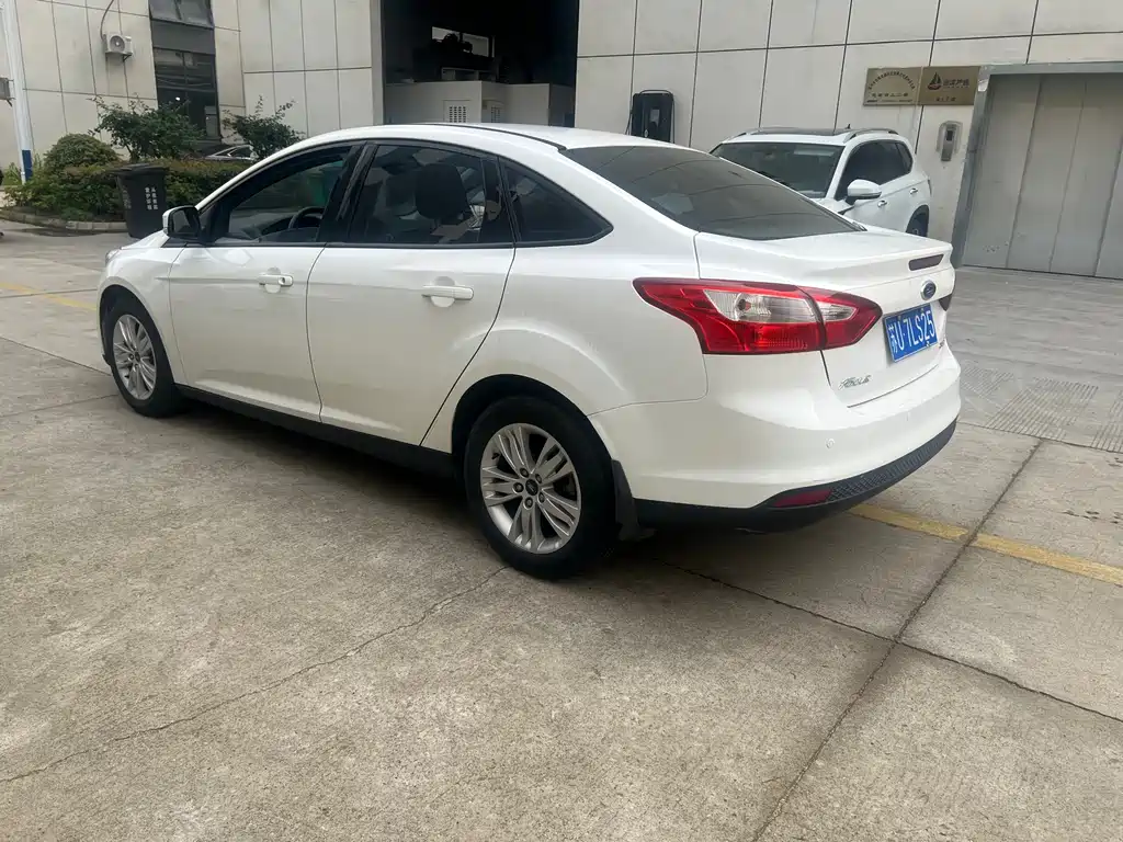 Focus Sedan 1.6 L Auto Comfort