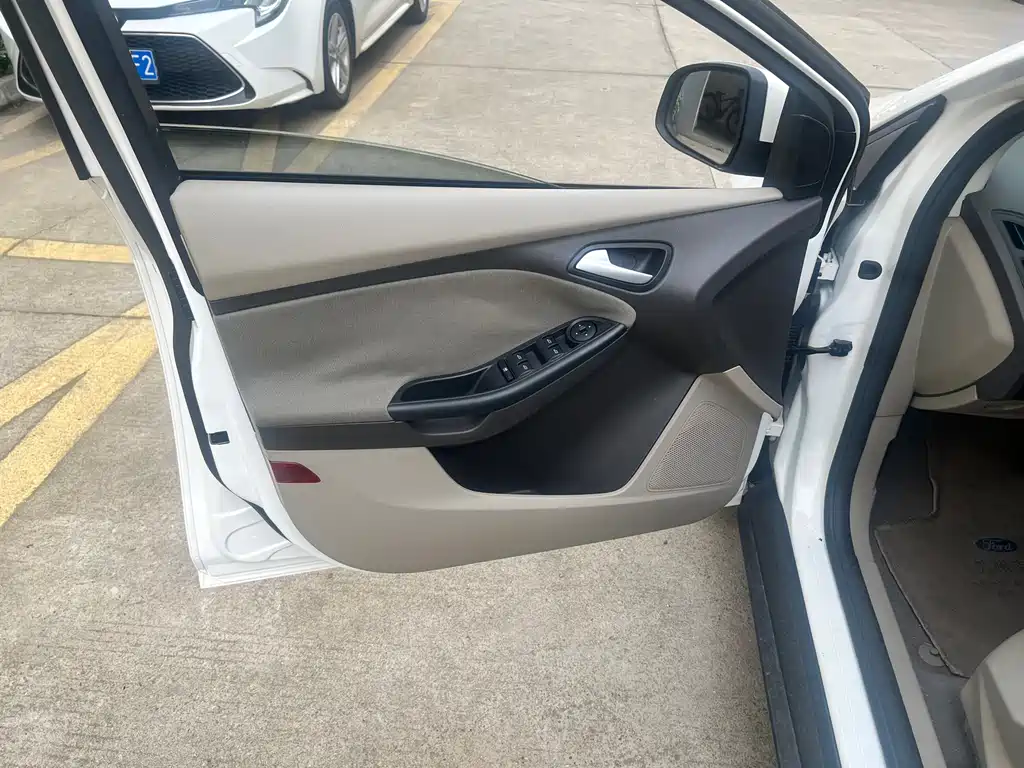 Focus Sedan 1.6 L Auto Comfort