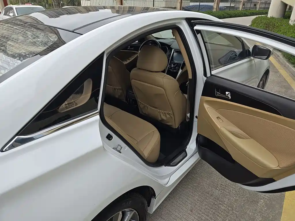 Sonata 2.0 L Auto Distinguished