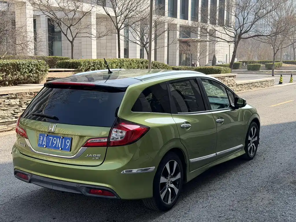 Jade 1.8 L CVT Luxury 5-seat