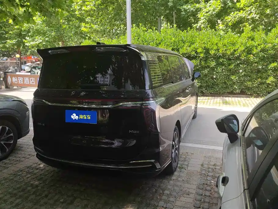 Hongqi HQ9 2.0 T Connected Flagship Charm