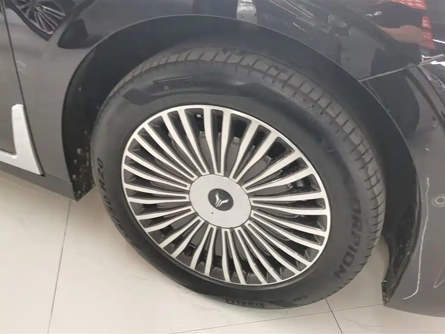 Voyah Dreamer PHEV 4 WD Distinguished Kunpeng