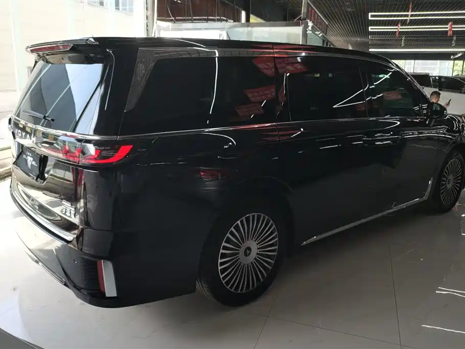 Voyah Dreamer PHEV 4 WD Distinguished Kunpeng