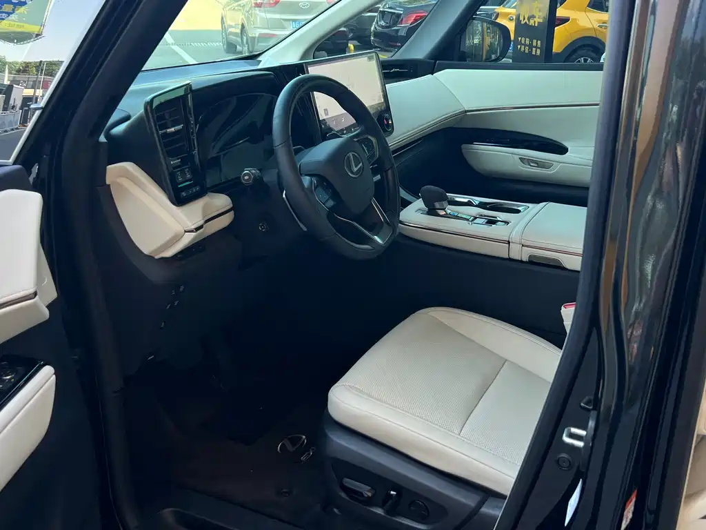 Lexus LM 500 h 6-seat Supreme