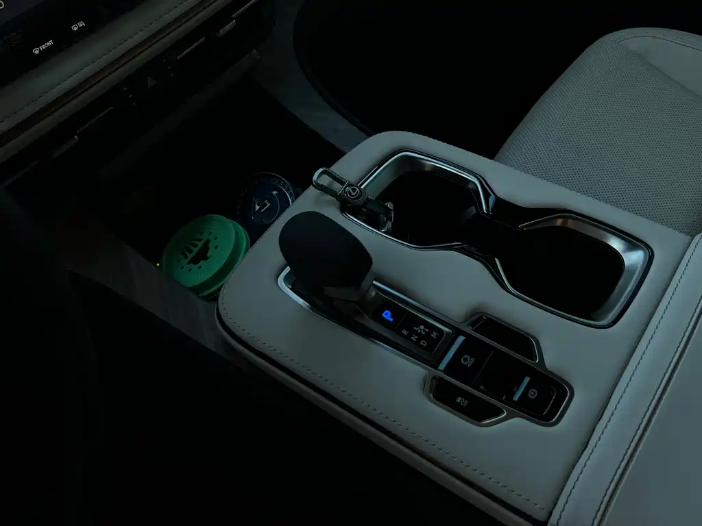 Lexus LM 500 h 6-seat Supreme