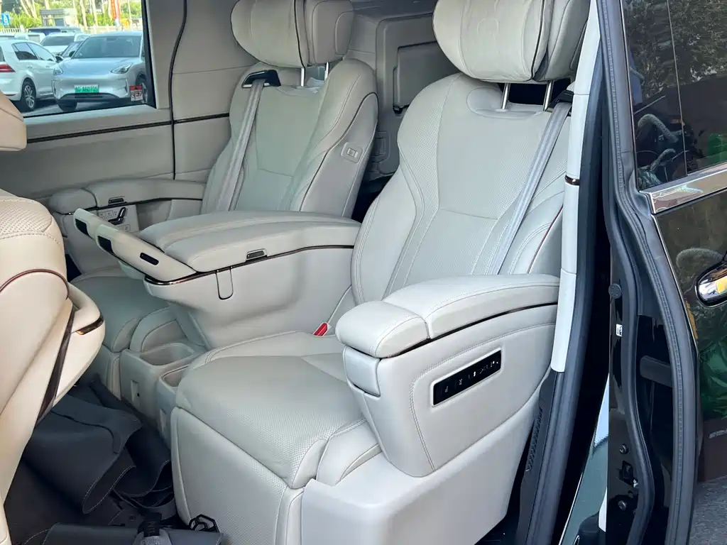 Lexus LM 500 h 6-seat Supreme