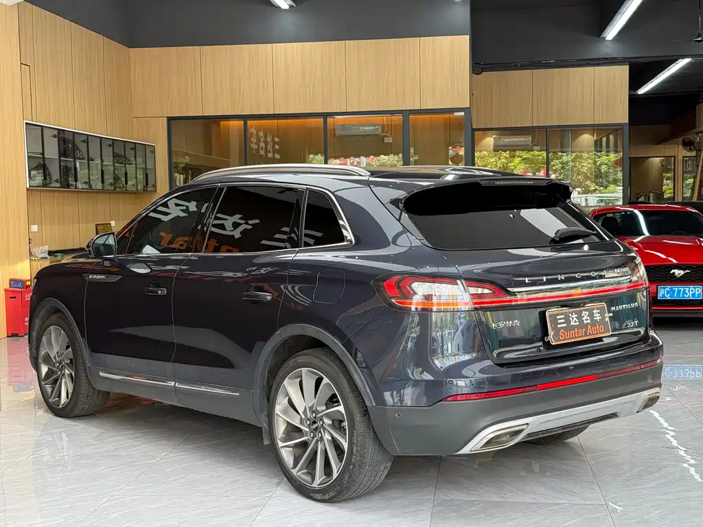 Nautilus 2.7 T 4 WD Honor Shine