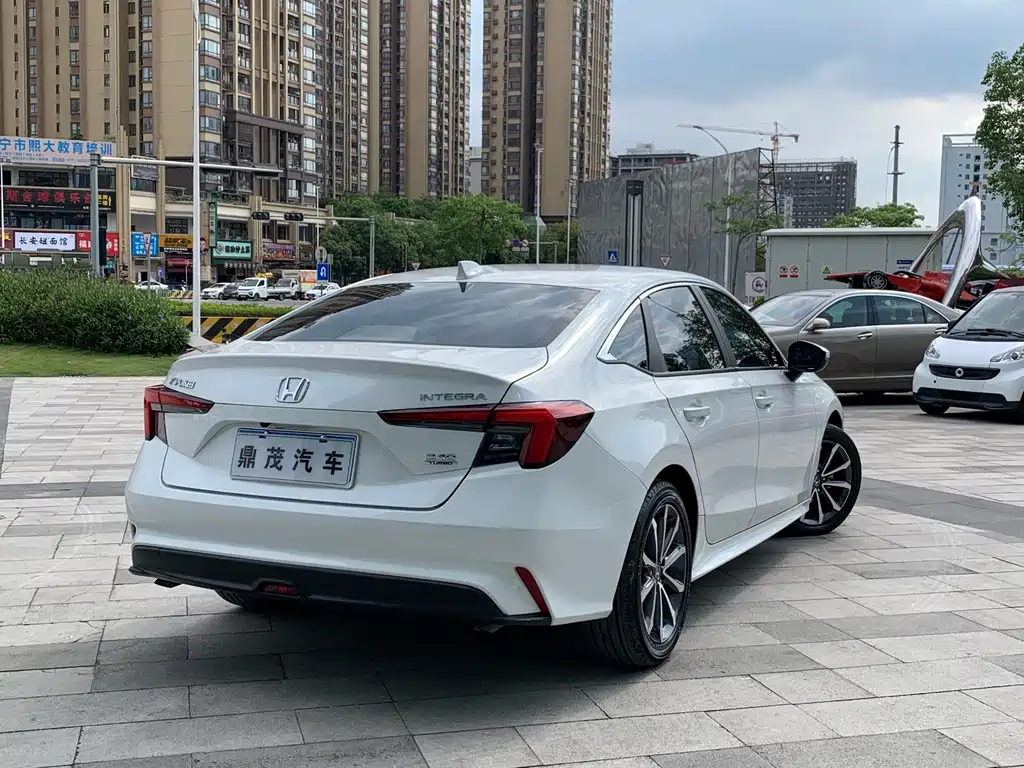 Integra 240 TURBO CVT Luxury