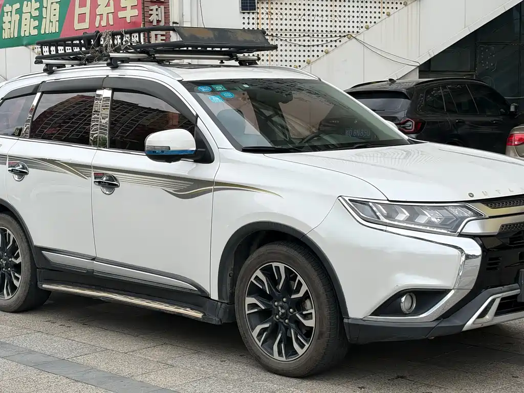 Outlander 2.4 L 4 WD Enjoyment 7-seat CN-VI