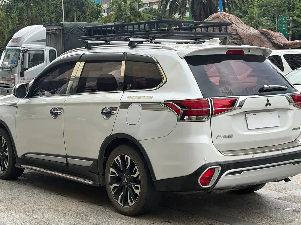 Outlander 2.4 L 4 WD Enjoyment 7-seat CN-VI