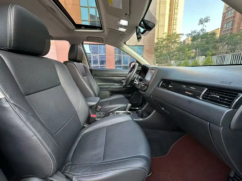 Outlander 2.4 L 4 WD Elite 5-seat