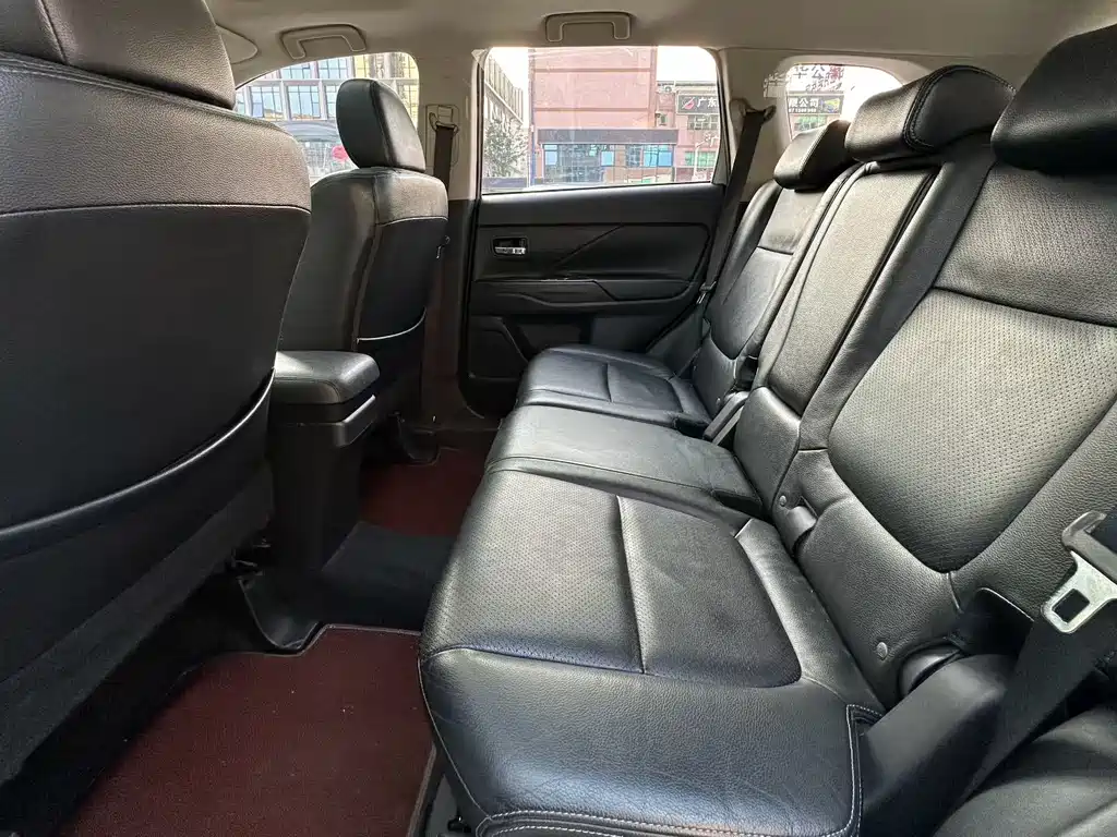 Outlander 2.4 L 4 WD Elite 5-seat