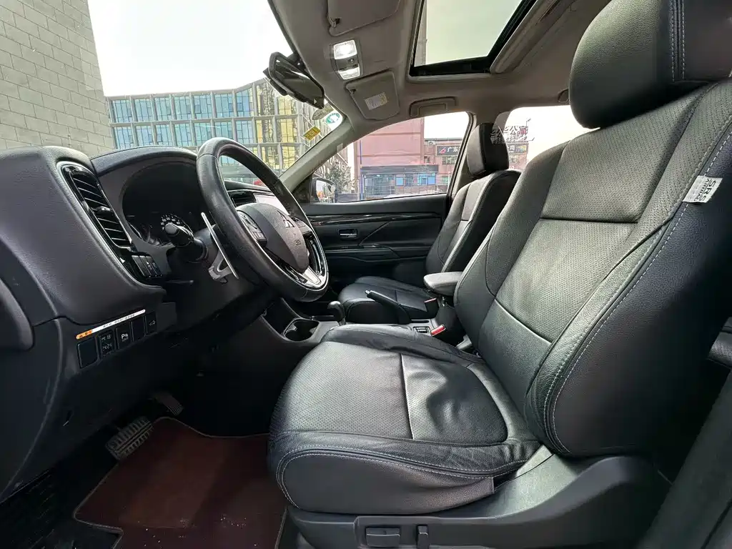 Outlander 2.4 L 4 WD Elite 5-seat