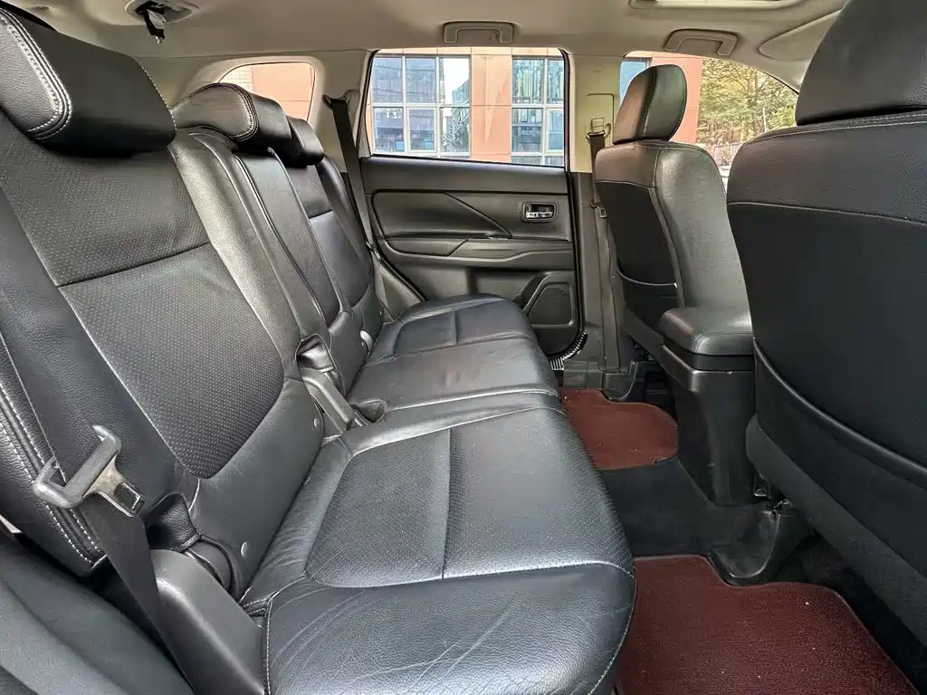 Outlander 2.4 L 4 WD Elite 5-seat