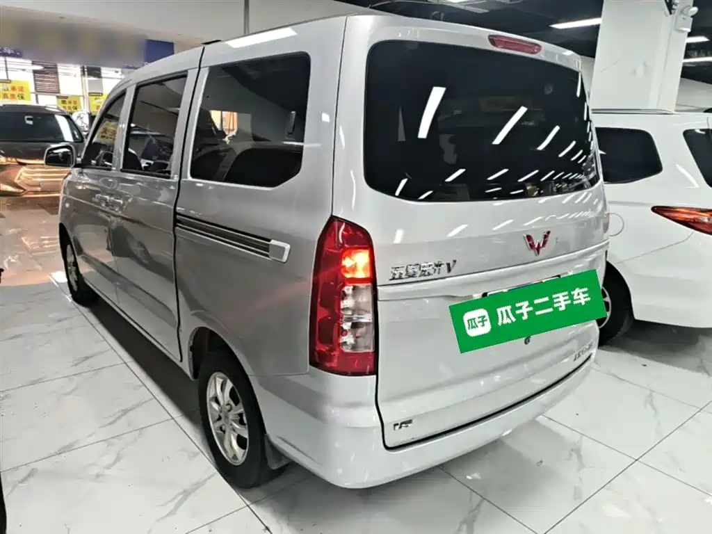Wuling Hongguang V 1.5 L Power Enjoyment Electric Assist LAR
