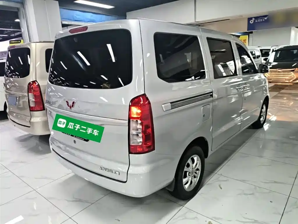 Wuling Hongguang V 1.5 L Power Enjoyment Electric Assist LAR