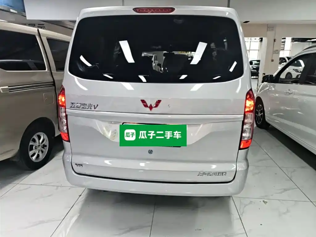 Wuling Hongguang V 1.5 L Power Enjoyment Electric Assist LAR