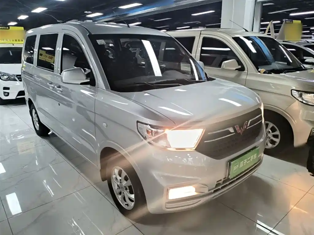 Wuling Hongguang V 1.5 L Power Enjoyment Electric Assist LAR