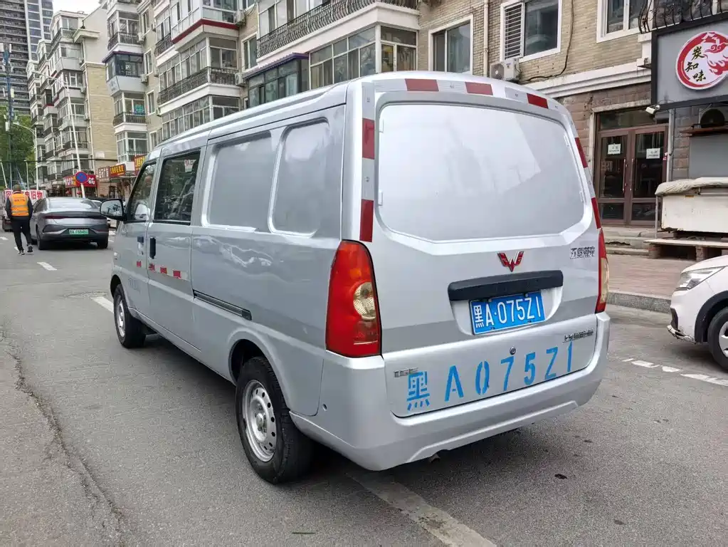 Wuling Rongguang 五菱荣光 2019款 1.5 L 加长厢式运输车基本型5座
