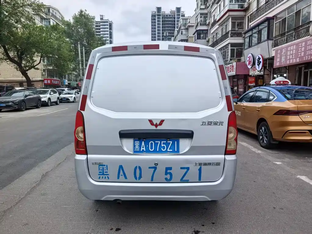 Wuling Rongguang 五菱荣光 2019款 1.5 L 加长厢式运输车基本型5座