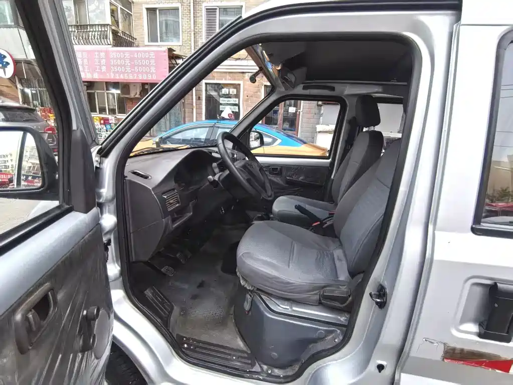 Wuling Rongguang 五菱荣光 2019款 1.5 L 加长厢式运输车基本型5座
