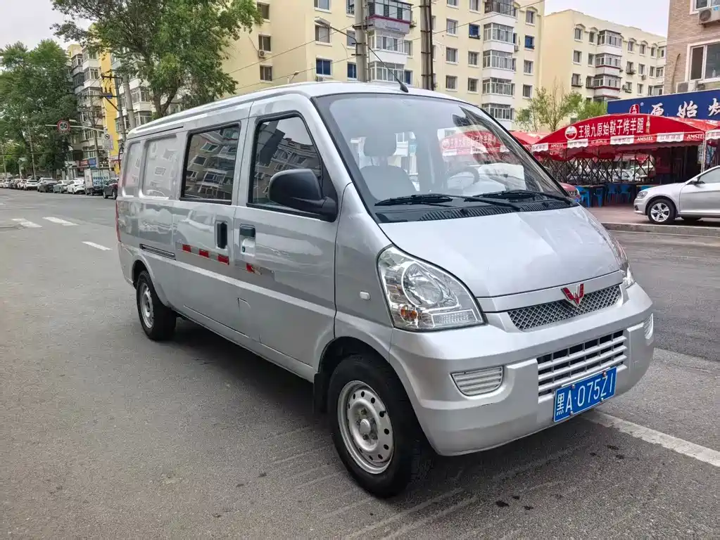 Wuling Rongguang 五菱荣光 2019款 1.5 L 加长厢式运输车基本型5座