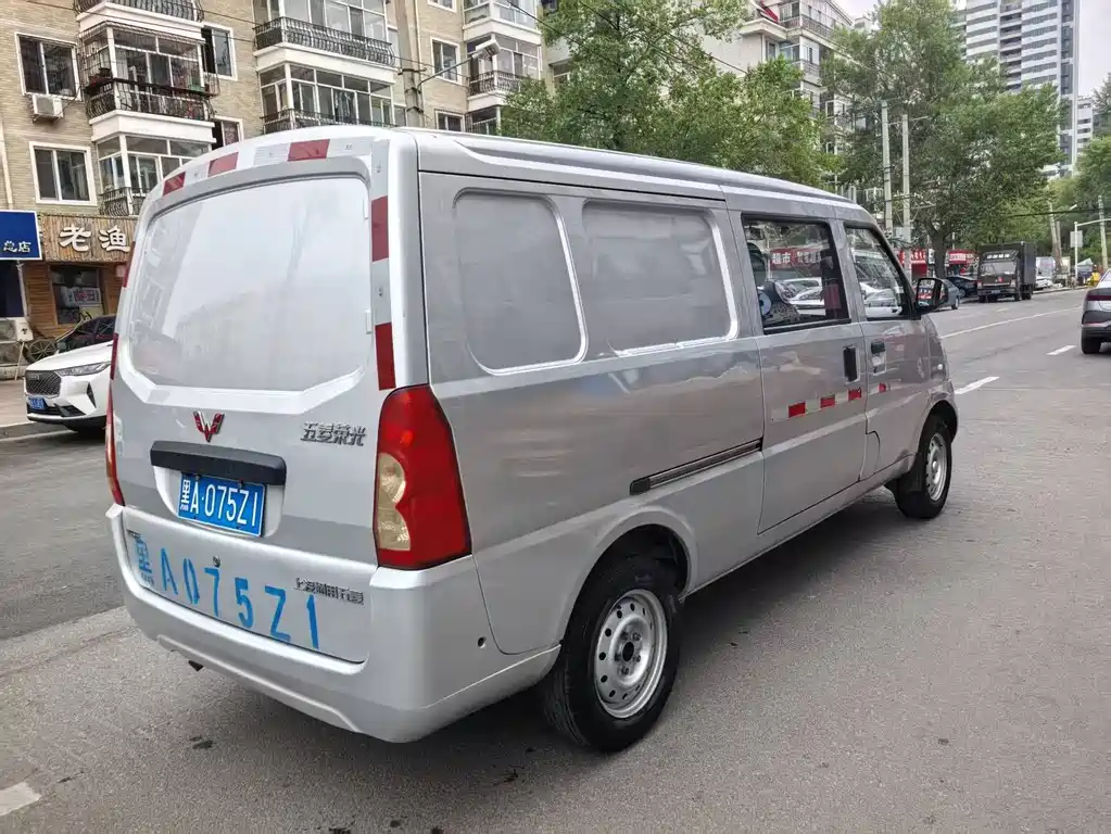 Wuling Rongguang 五菱荣光 2019款 1.5 L 加长厢式运输车基本型5座