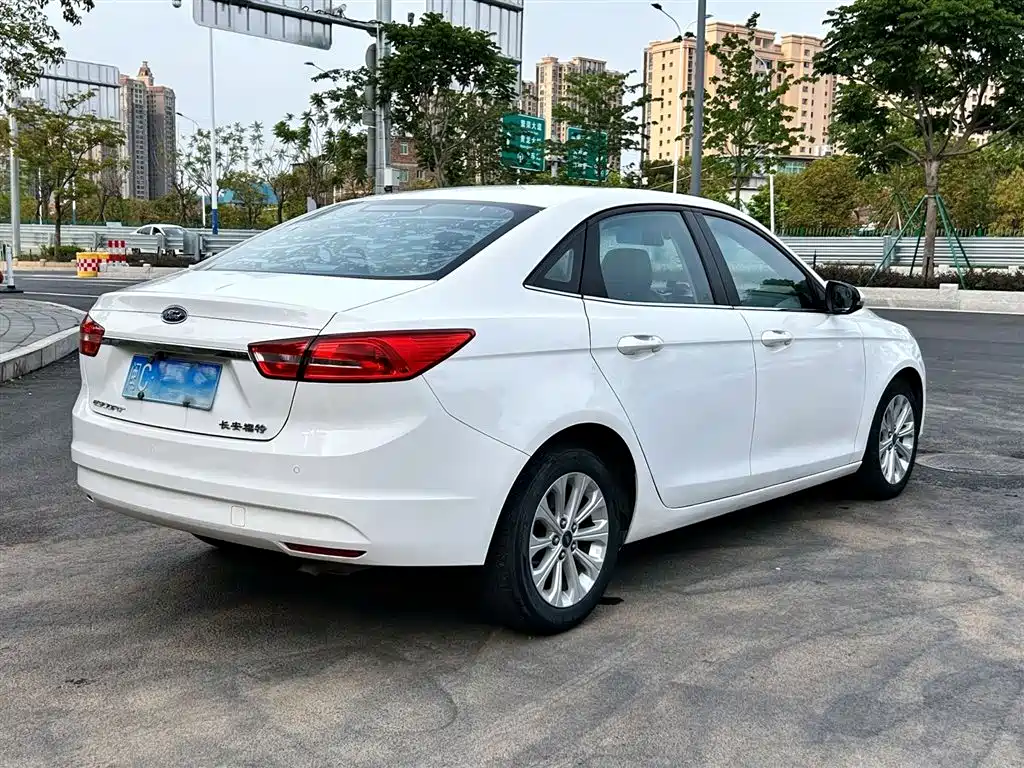 Escort 1.5 L Auto Fashion