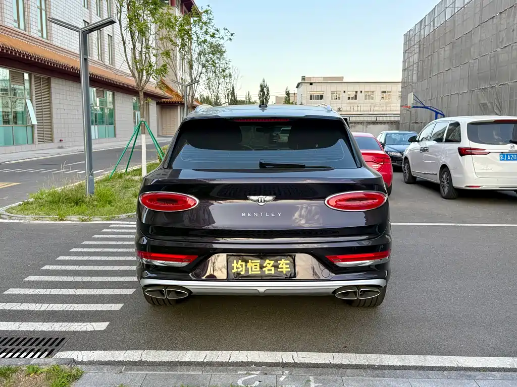 Bentayga 4.0 T V8 LWB Range