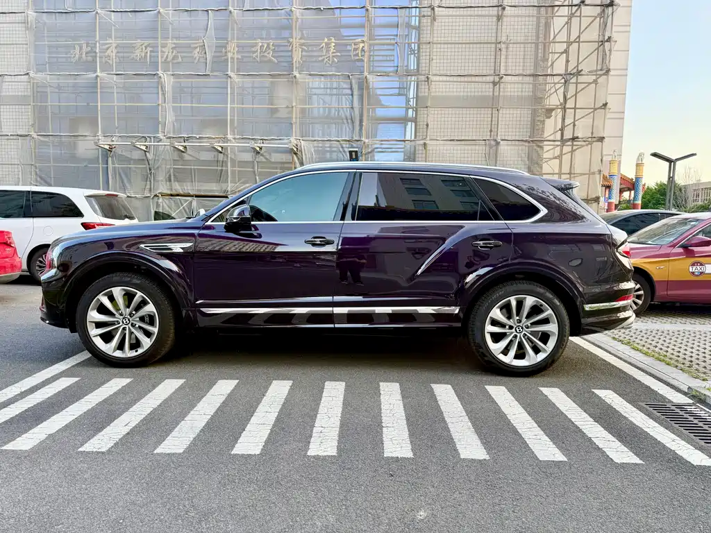 Bentayga 4.0 T V8 LWB Range