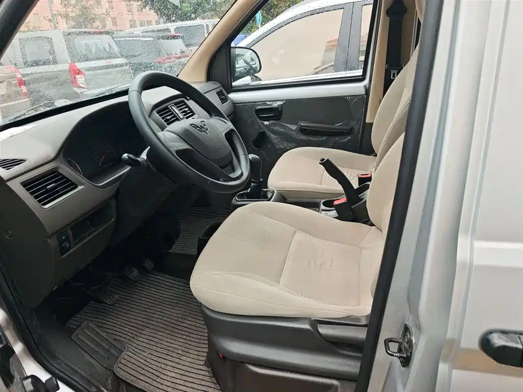 Wuling Rongguang S 1.5 L Basic 5 7-seat