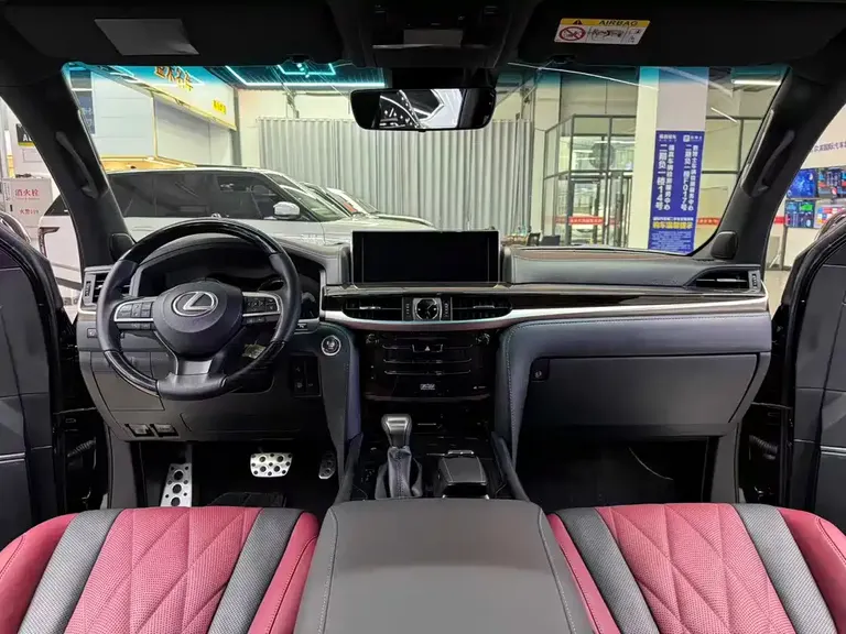 Lexus LX 570 Distinguished Luxury
