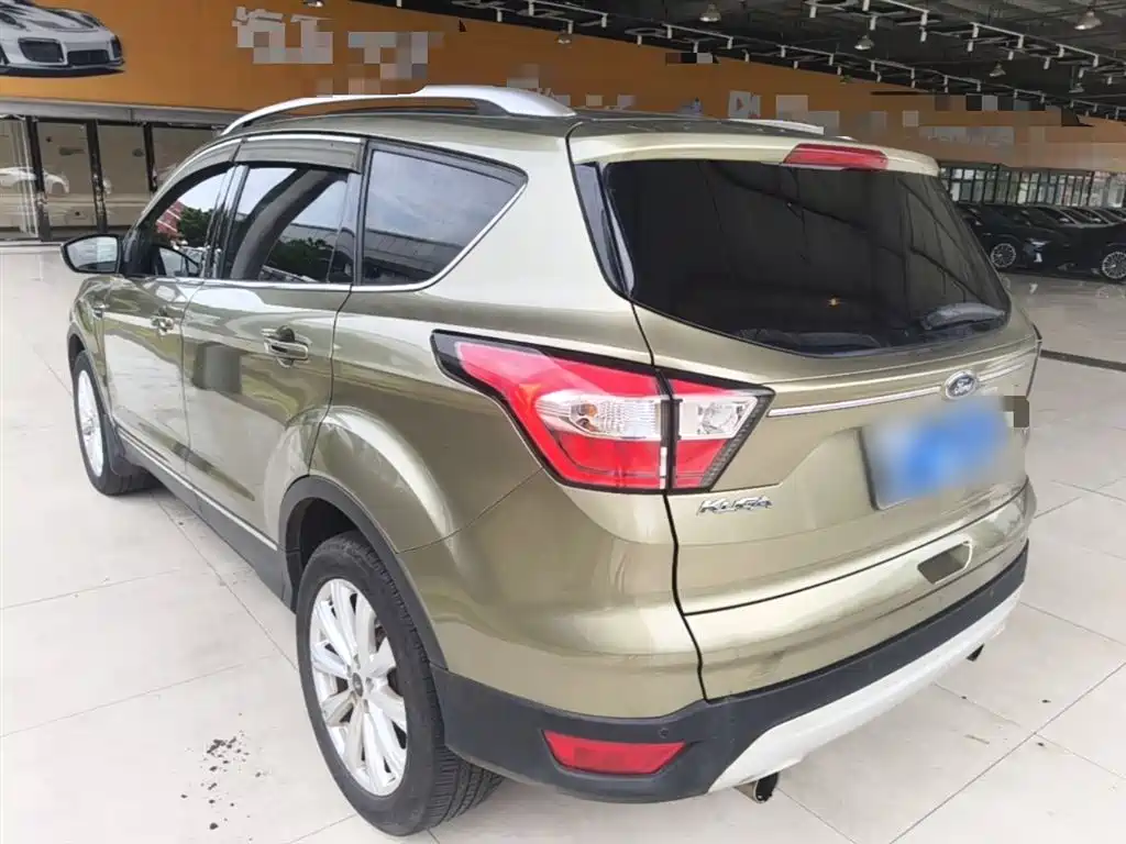 Kuga EcoBoost 180 4 WD Grand Wing