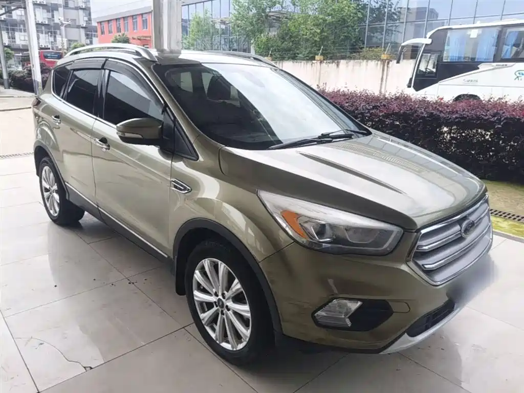 Kuga EcoBoost 180 4 WD Grand Wing
