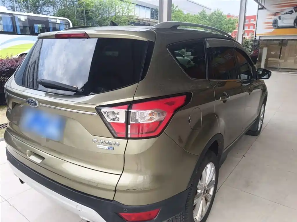 Kuga EcoBoost 180 4 WD Grand Wing