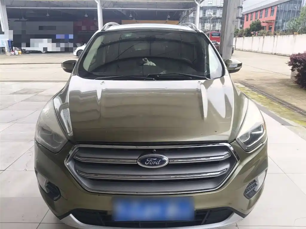 Kuga EcoBoost 180 4 WD Grand Wing