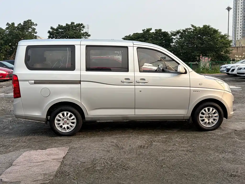 Wuling Rongguang V 1.5 L Standard