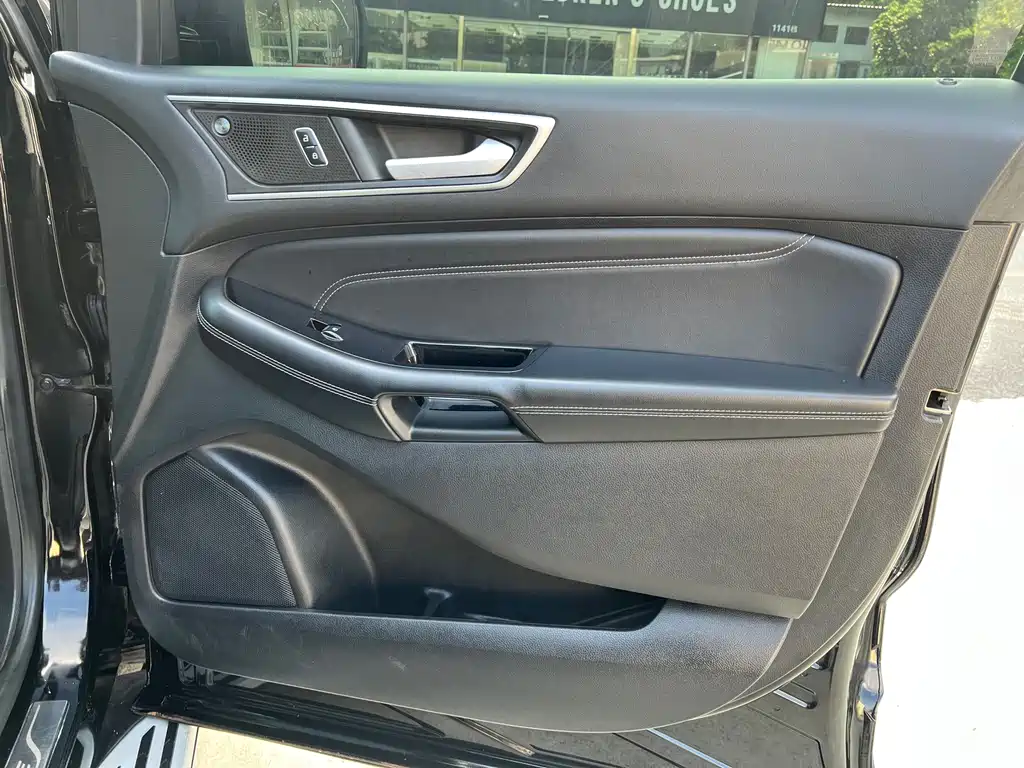 Edge PLUS EcoBoost 245 2 WD Grand Sharp 7-seat