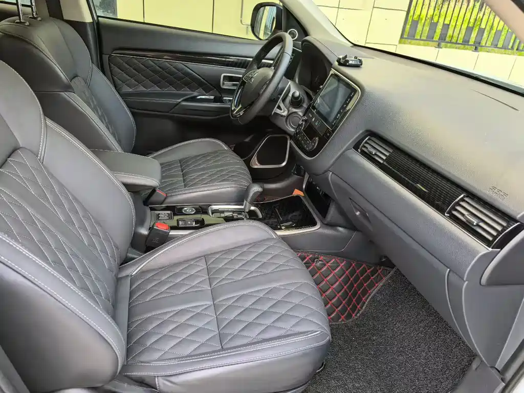 Outlander 2.4 L 4 WD 5-seat